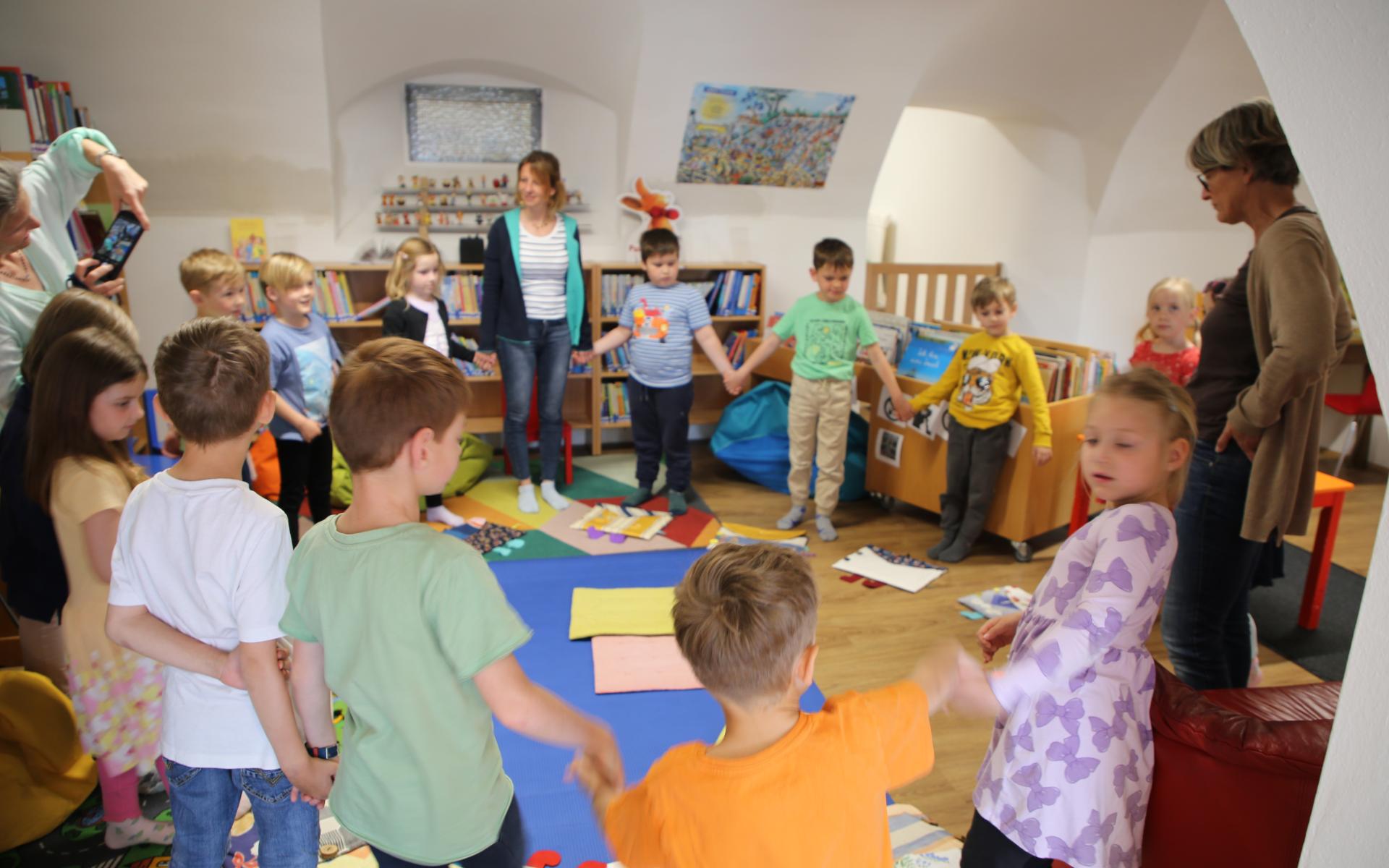 Kinder in der Bücherei
