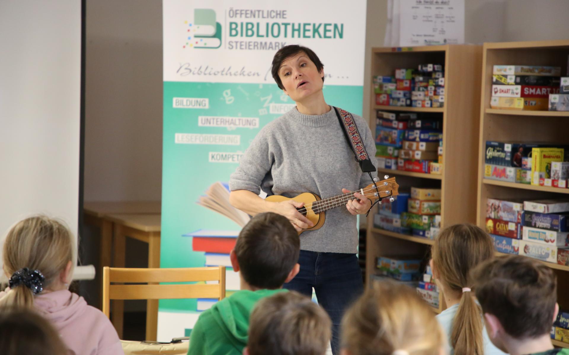 Lena Raubaum mit Ukulele